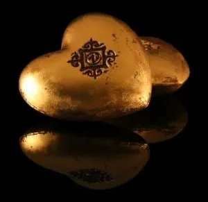 Testimoniarle Todo el Destello de Su Amor | True Love Ode | 22 hand molded 24K Gold Leaf Chocolate Heart | 169x149x104 mm | 235g | Black Mahogany Boxed